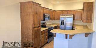 Beautiful Bella Vista Town Home-Newley Painted and New Flooring. Gallery 1