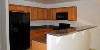 Modern 4 Bed 5 Bath Near UofA – Private Baths & Off-Street Parking Gallery 7