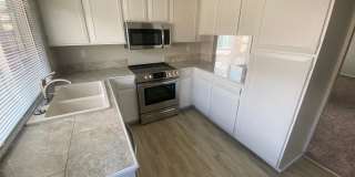 Spacious Aurora Townhome Gallery 5