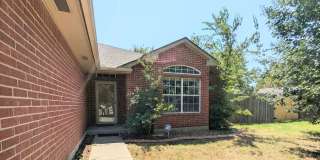 Spacious 3 Bed + Study | Fireplace, Covered Patio & Fully Fenced Backyard Gallery 1