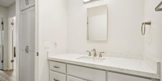 Upstairs Bright 2 bedroom Condo Gallery 8