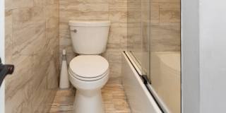 912 ASTON MARTIN Drive Gallery 16