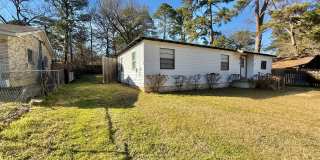 4-bed, 3-bath, HUGE yard! Gallery 1