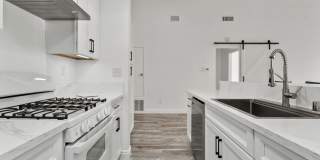 UPGRADED ONE BEDROOM OASIS IN GATED COMMUNITY Gallery 1