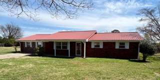 Seymour 37865 - One-level brick home with 3 bedrooms, 2 baths  bonus room - Call Linda Meese (865) 591-6004 Gallery 1