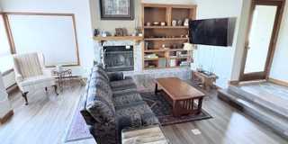 Stunning 3-Bedroom, 2-Story Townhome for Rent – 3,000 sq ft Gallery 1