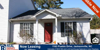 Charming 2BD/2 BA End Unit Townhouse w/Fireplace and Fenced Backyard Gallery 1