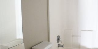 CONTEMPORARY URBAN CONDO NEAR DOWNTOWN Gallery 18