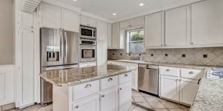 3-BEDROOM IN ALAMO HEIGHTS W/ POOL Gallery 21