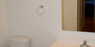 Modern 4 Bed 5 Bath Near UofA – Private Baths & Off-Street Parking Gallery 18