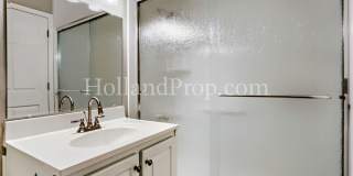 Beautiful 2-Bedroom Condo with a Garage! Gallery 16