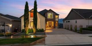 Luxury East Medford Home with 4 Bedrooms, 2 Bonus Rooms & Dual Living Areas Gallery 1
