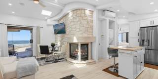 Fully Furnished Oceanfront Condo on Mission Beach Boardwalk Gallery 6