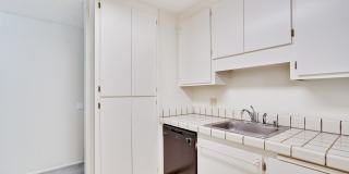 Top Floor Unit - Balcony - Elevator Access - Community Pool & Tennis Court Gallery 17