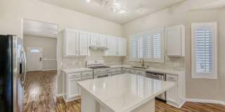 3 Bedroom With Newly Remodeled Kitchen And Bathrooms! Gallery 4