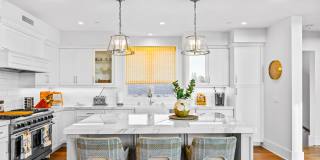 Gorgeous 3 bed 3.5 bathroom home available month to month in the highly desired city of Corona Del Mar. Gallery 14