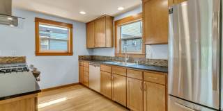 Stylish 3BR/3.5BA Townhome with Vaulted Ceilings & Attached Garage Gallery 8