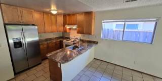 Gorgeous 3 Bedroom, 2 Bath home in great location Gallery 14