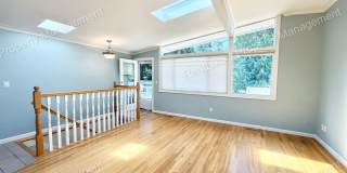 Lovely 4 Bedroom Home in Bellevue! Beautiful Yard and Spacious Floorplan! Gallery 1