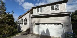 Large 6-Bedroom Home with a Fenced Yard, Pet Friendly! Gallery 1
