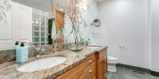 Elegant Riverfront Condo with Panoramic Views & Modern Comforts in Vancouver, WA Gallery 11