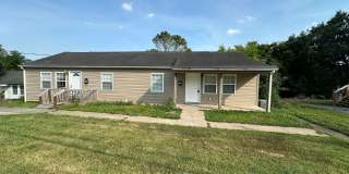 Stunning Original Hardwoods & Seamless Single-Level Living in Oak Ridge! Gallery 1