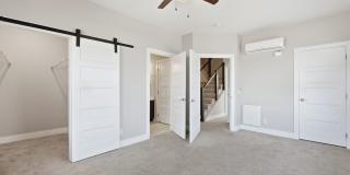 Stylish Midtown townhouse with stunning city views! Gallery 17