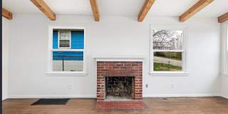 Charming 3 bedroom home with huge yard! Gallery 3