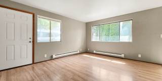 2 Bed, 1 Bath Duplex in Prime Olde Town Issaquah Location with a Yard Gallery 5