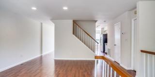 Updated 4 level TH w/ 2 FB & 2 "1/2" baths + One car garage! Gallery 9