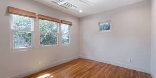 Beautiful 1 bed / 1 bath bungalow-style apartment now available! Gallery 11