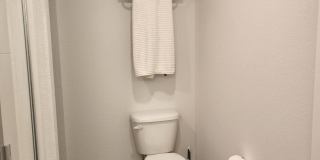 Convenient Location! Beautiful 3/2.5 Townhome w/ Pool Community! Gallery 7