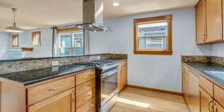 Stylish 3BR/3.5BA Townhome with Vaulted Ceilings & Attached Garage Gallery 10