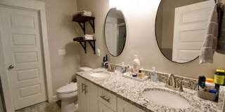 3 Bed 3.5 Bath Luxury Townhome in Convenient Location! Gallery 16