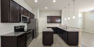 3/2/2 Duplex near Hwy 46 /Fridge Included / No Carpet / Fenced Backyard / CISD *2 weeks free rent* Gallery 12