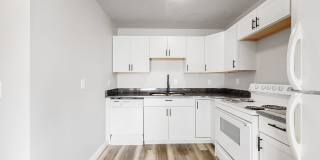 Updated 2 Bed Townhouse w/ Utilities Included! Gallery 9
