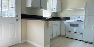 Quiet and Cozy Two Bed in SW Portland 5 plex~ Open Floor Plan~ Great Shared Outdoor Space~ Off Street Parking!~ Gallery 1