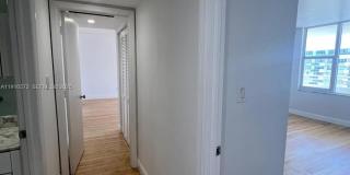 5600 Collins Avenue Gallery 21
