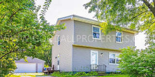 4 Bedroom Des Moines Home with Fenced Yard & Detached 2-Car Garage Gallery 1