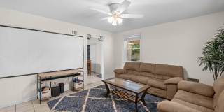 Southside Savannah Gem – 4BR Home in Windsor Forest with Sunroom & Patio Gallery 9