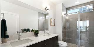 Ballard Townhouse 2bd/2ba, AC, Garage Parking Gallery 10