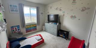 Stylish 3-Bedroom Townhome with Mountain Views & 2-Car Garage Gallery 13