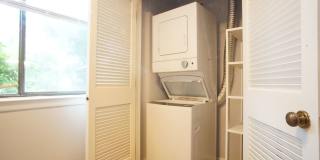 3 Bed/2 Bath Townhouse. On Bus Route to Campus. Parking. Gallery 7