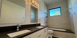Five Bedroom/Four Bathroom Luxury House in Koreatown Gallery 20