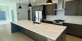 Single Family HOME with 3 Bedrooms 2 1/2 Bathrooms - Where Mountains meet you at upscale living! Gallery 1