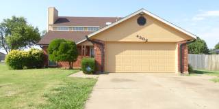 Spacious 2 story house on large corner lot Gallery 1