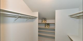 31 STRATFORD HALL Circle Gallery 32