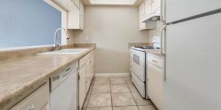 Bright End-Unit Townhome Across from Edmonds College Gallery 8