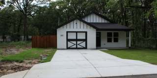 Beautiful 3 Bedroom / 2 Bath Home with Garage & Fenced Yard Gallery 1