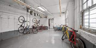 627 W Roscoe St Gallery 6